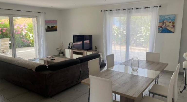Holiday apartment with terrace, barbeque & yard — photo 3