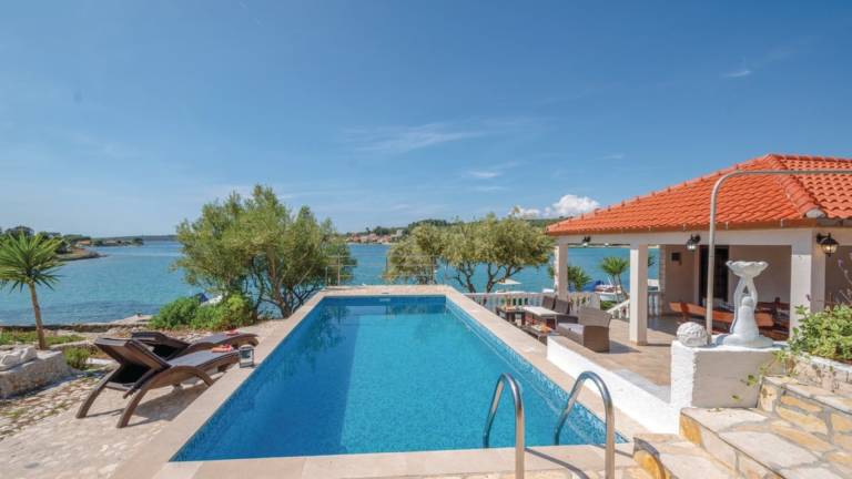 Nice villa with private pool, barbecue & yard | Pets allowed — photo 2