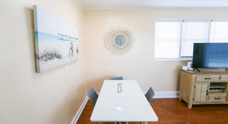 Centrally Located Efficiency One Mile to the Beach! — photo 2