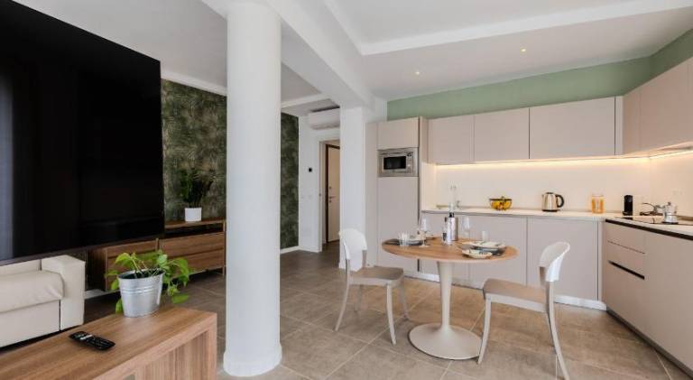 Serviced apartment with garden & patio — photo 5