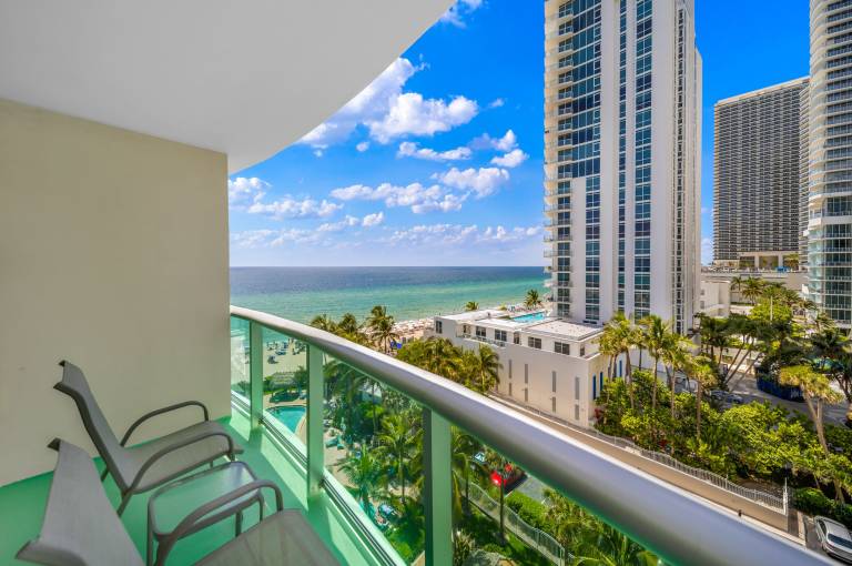 Condo  Hallandale Beach