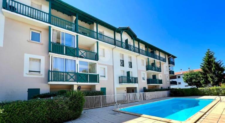 Holiday apartment with pool in Biarritz