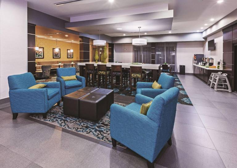 La Quinta Inn & Suites by Wyndham Fort Worth Arlington West — photo 2