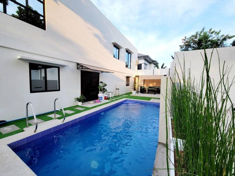 Villa with pool, barbeque & yard in Angeles City