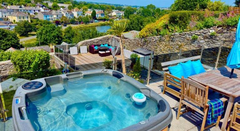 Vacation home with hot tub — photo 3
