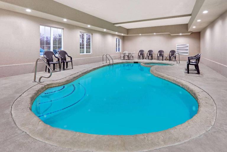 La Quinta Inn & Suites by Wyndham Sulphur Springs — photo 5