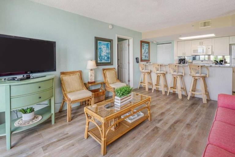 Condo with pool | Pets allowed — photo 4