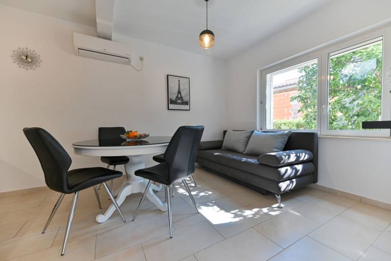 Rental apartment with grill, patio & pool | Garden view | Pets allowed — photo 4
