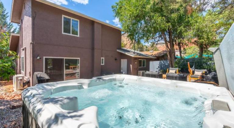 Amethyst Retreat. Back Yard with Hot Tub & Views! — photo 4