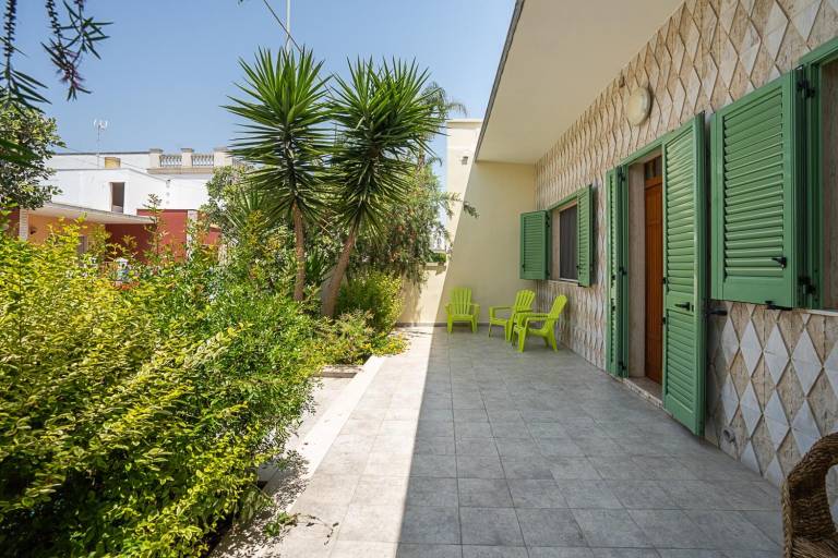 House with patio — photo 4