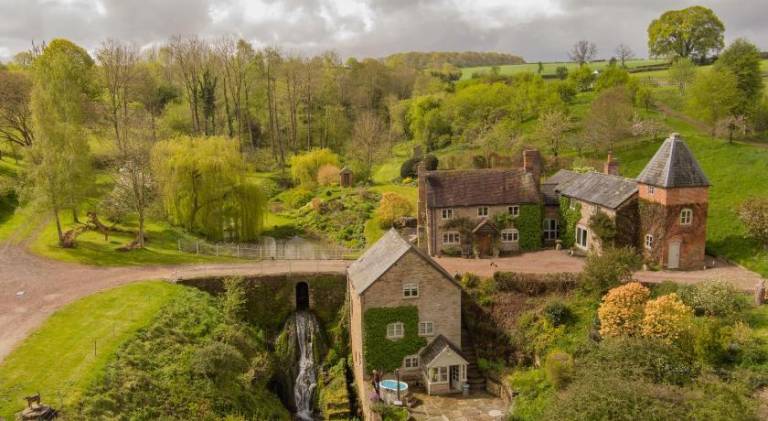 House with hot tub in Malvern