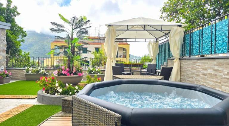 Grazy Home - Bright new Apt with Terrace and Seasonal Pool in Vico Equense
