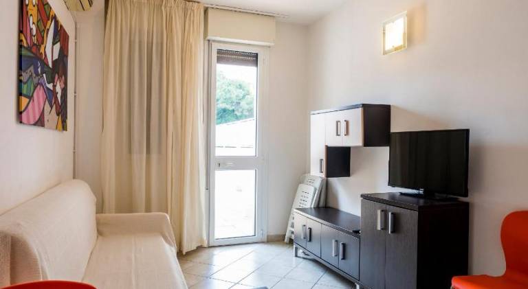 Family-friendly serviced apartment with terrace & pool | Beach nearby | Pet-friendly — photo 2