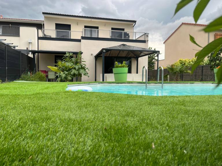 Family-oriented big vacation home with BBQ, sauna & jacuzzi | Perfect for remote work | Pet-friendly in Riom
