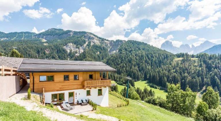 Rental apartment with barbecue, garden & terrace in Ortisei