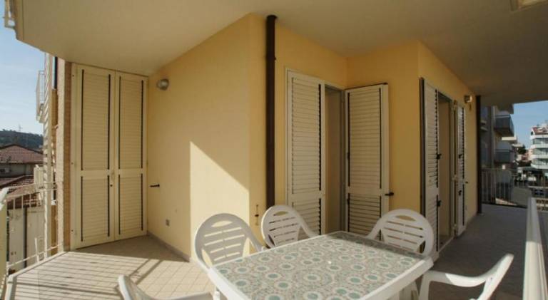Apartment with patio — photo 4