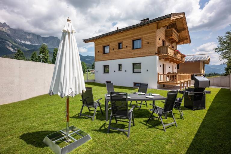Vacation home with barbeque, jacuzzi & yard in Kitzbuhel