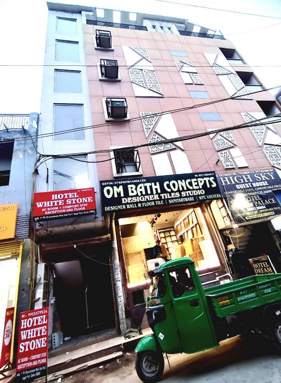 Hotel White Stone'Near Anand Vihar Railway Station in New Delhi