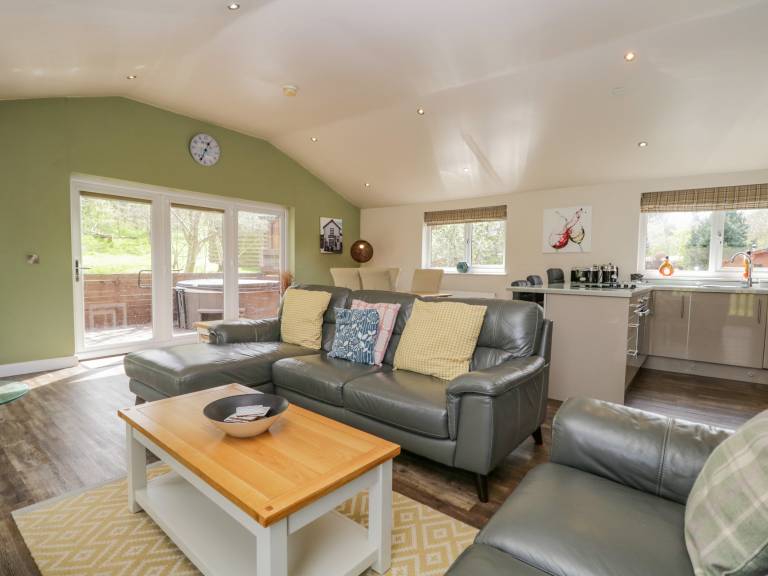 Family-oriented wonderful cottage with yard & hot tub | Pets allowed — photo 5
