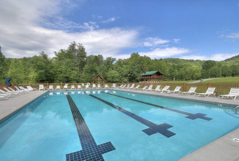 Cabin with pool, hot tub & barbeque | Mountain view in Sevierville, TN