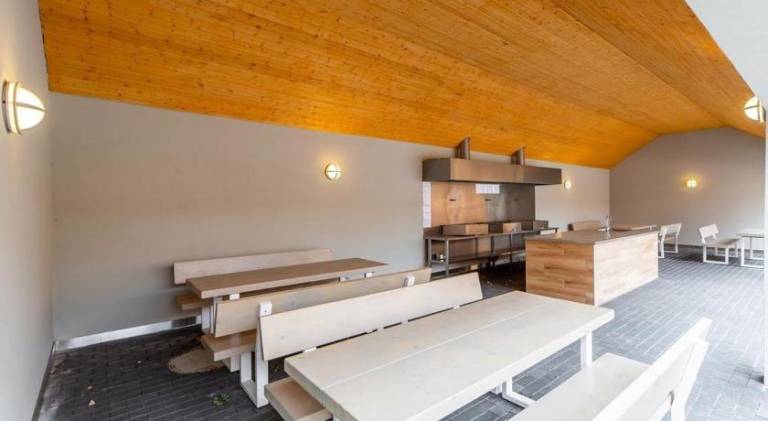Beautiful apartment with pool & hot tub | Pet-friendly — photo 4