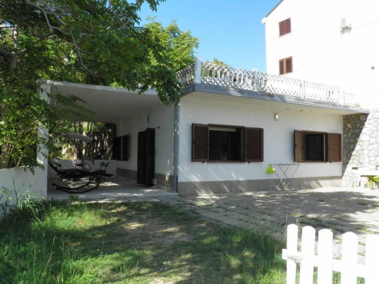 Fully equipped rental apartment with patio & barbeque | Next to the beach | Pet-friendly — photo 4