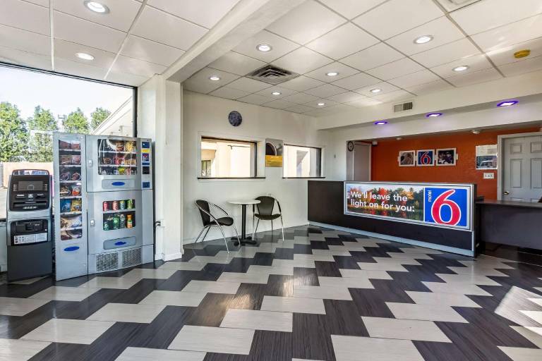 Motel 6 Elizabeth, NJ - Newark Liberty Intl Airport — photo 4
