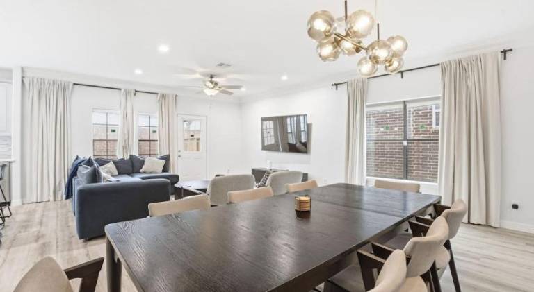 O18B Spacious 3BR Home Sleeps 10 With 2 Living Areas — photo 4
