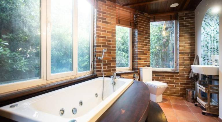 Rental apartment with jacuzzi, barbeque & patio | Pets allowed — photo 4