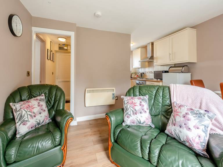 Family-oriented cottage with hot tub, garden & BBQ | Pets allowed — photo 3