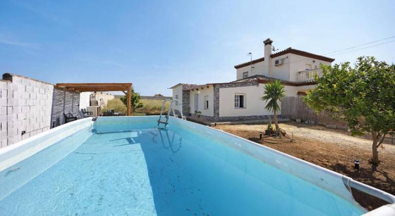 House with private pool, grill & yard — photo 3