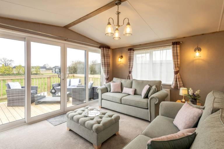 Luxurious Dog-Friendly Lodge with Beautiful Deck near the North York Moors National Park, England — photo 2