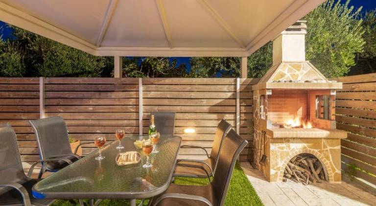 Villa with yard, grill & private pool | Pets allowed — photo 2