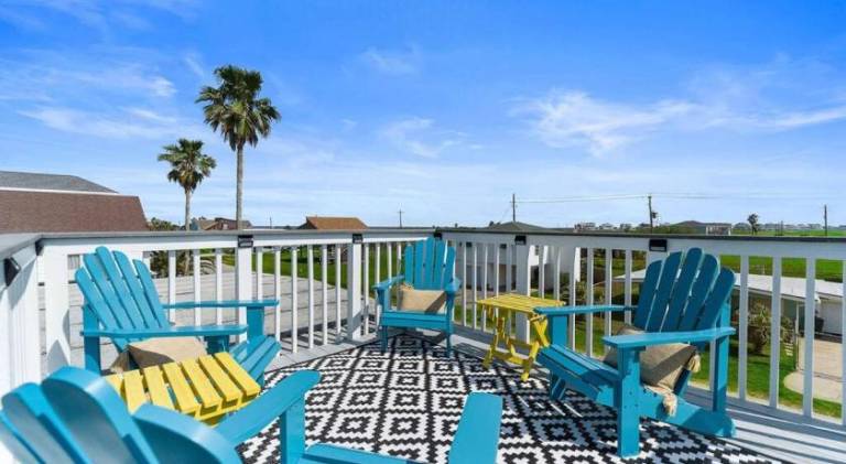 Coastal bungalow with huge yard, comfy deck and close to beach — photo 5