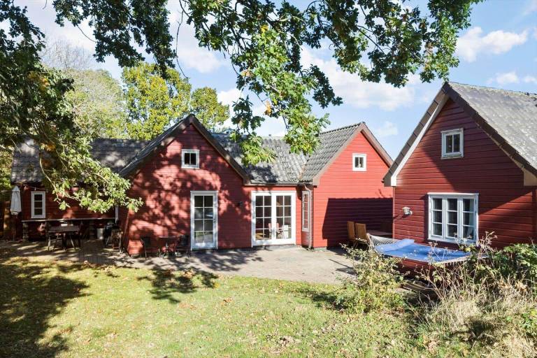 Family-friendly house with hot tub, barbecue & patio | Pets allowed in Grenaa