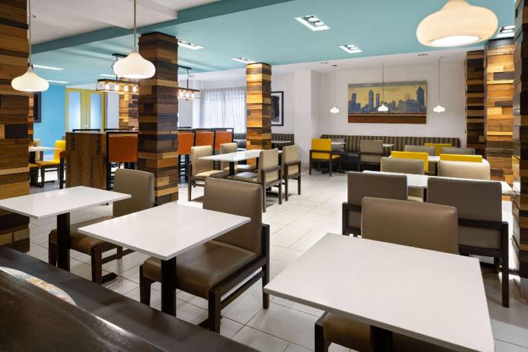 La Quinta Inn & Suites by Wyndham Atlanta Airport North — photo 4