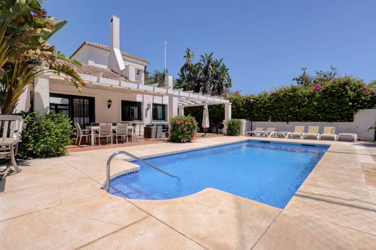 Villa with terrace, yard & private pool | Garden view — photo 3