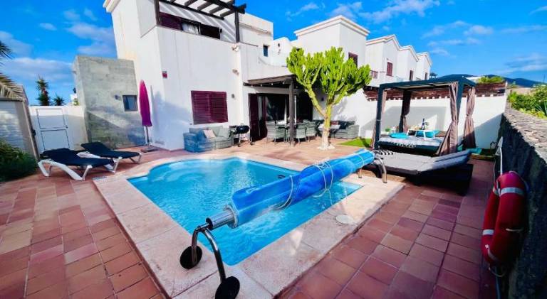 Rental apartment with pool in Yaiza