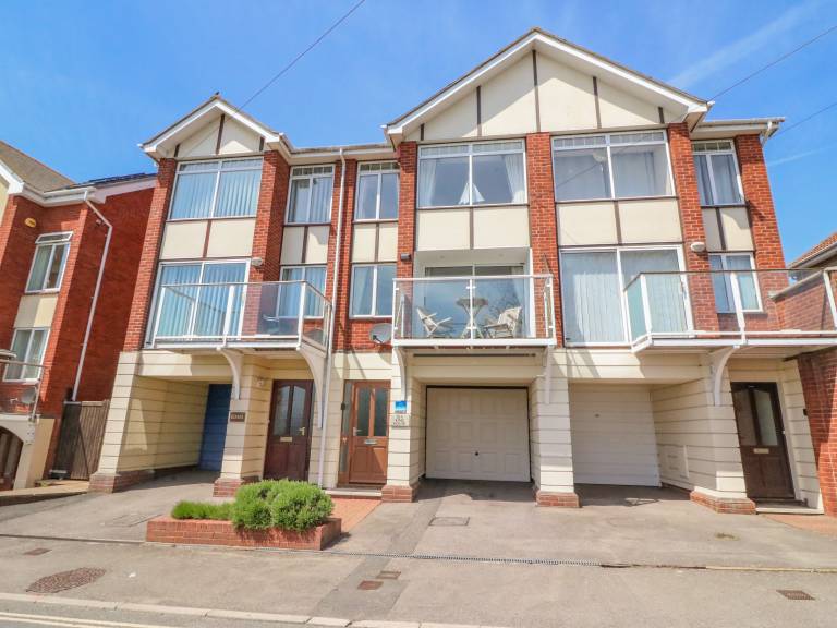 Family-friendly cottage with yard | Beach view | Beach nearby | Dogs allowed in Weymouth