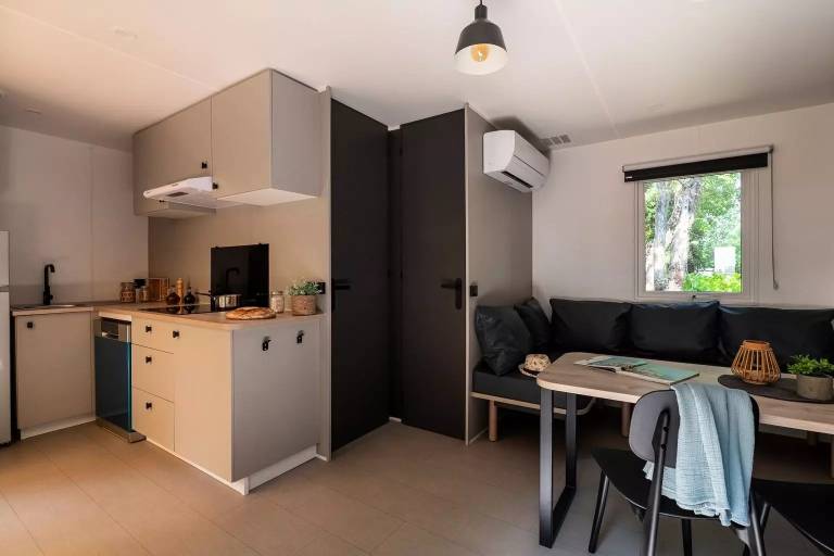 Camping Sandaya La Barque - Cottage 3 Rooms 4 Persons Air-conditioned TV — photo 4