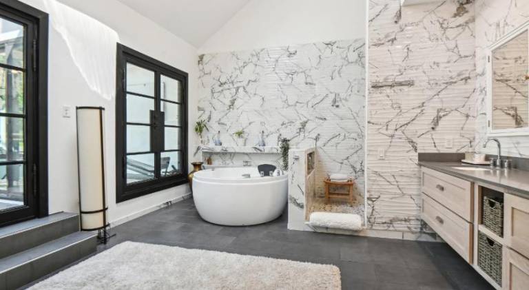 Vacation home with pool & sauna | Close to Bank of America Plaza — photo 2