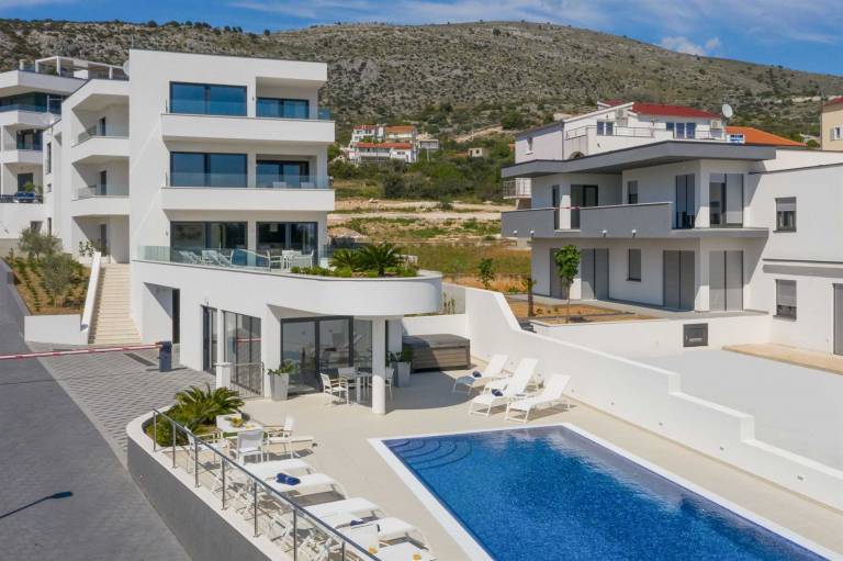 Fully equipped spacious apartment with garden, terrace & heated pool | Suitable for remote work | Pets allowed — photo 2
