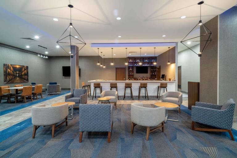 La Quinta Inn & Suites by Wyndham Louisville NE/Old Henry Rd — photo 2