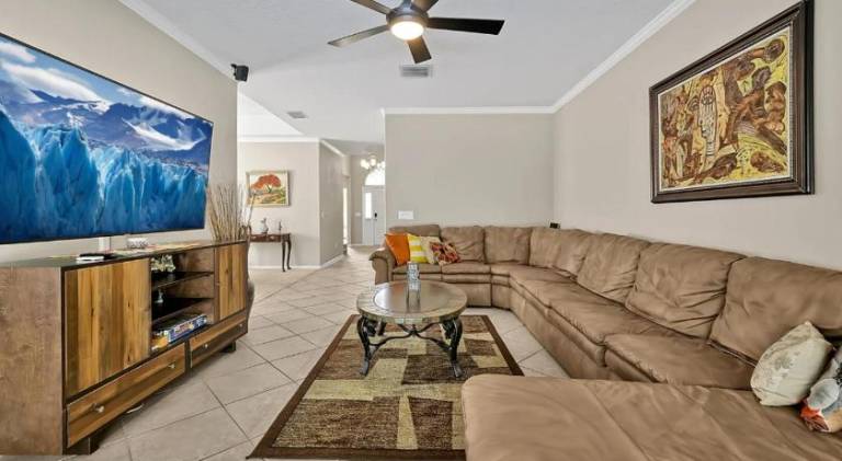 House with pool — photo 3