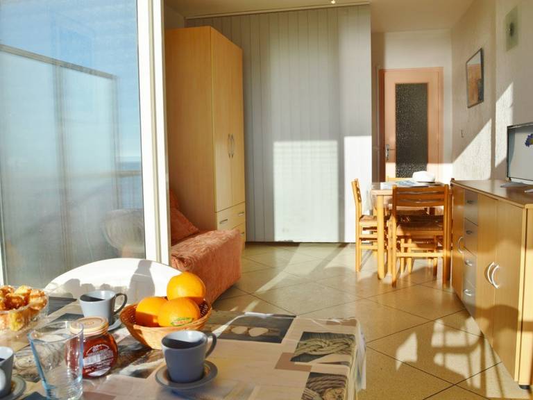 Studio for 4 with Terrace on the Beach in Le Lavandou — photo 4