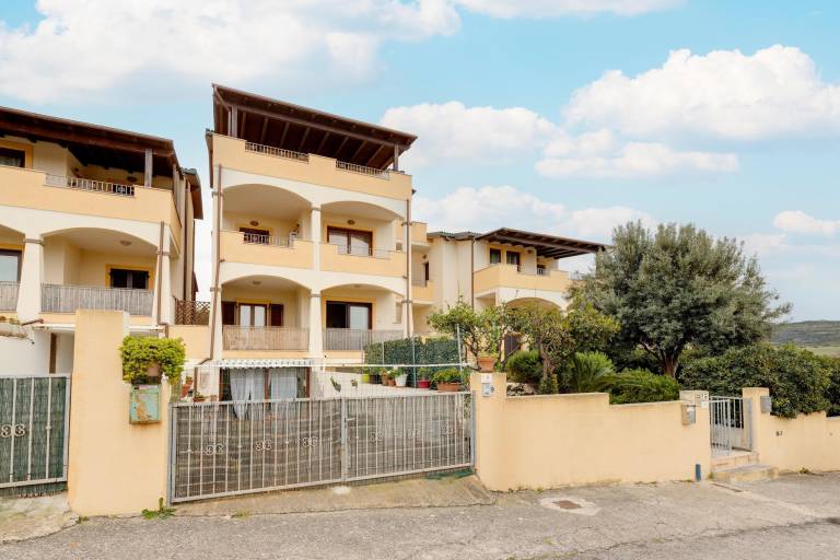 Apartment with pool, patio & yard | Beach nearby | Pets allowed — photo 2