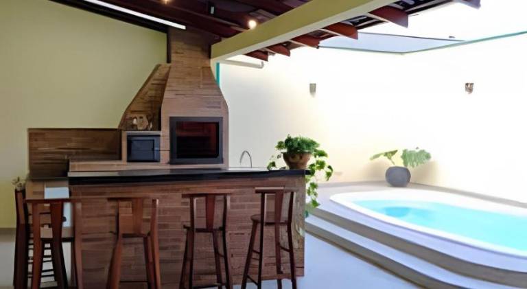 Vacation home with pool & hot tub — photo 3