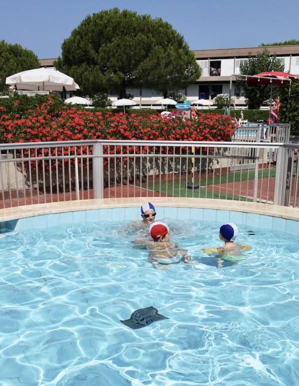 Child-friendly holiday apartment with patio & heated pool | Pet-friendly — photo 3