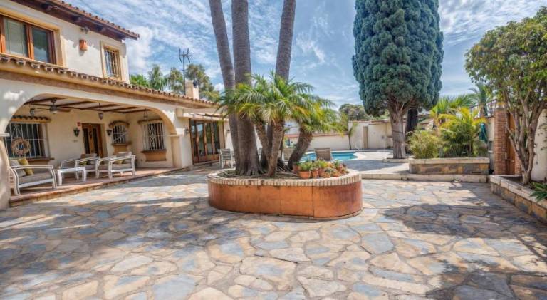 Villa with pool — photo 4