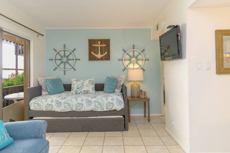 Condo with barbecue & heated pool — photo 2